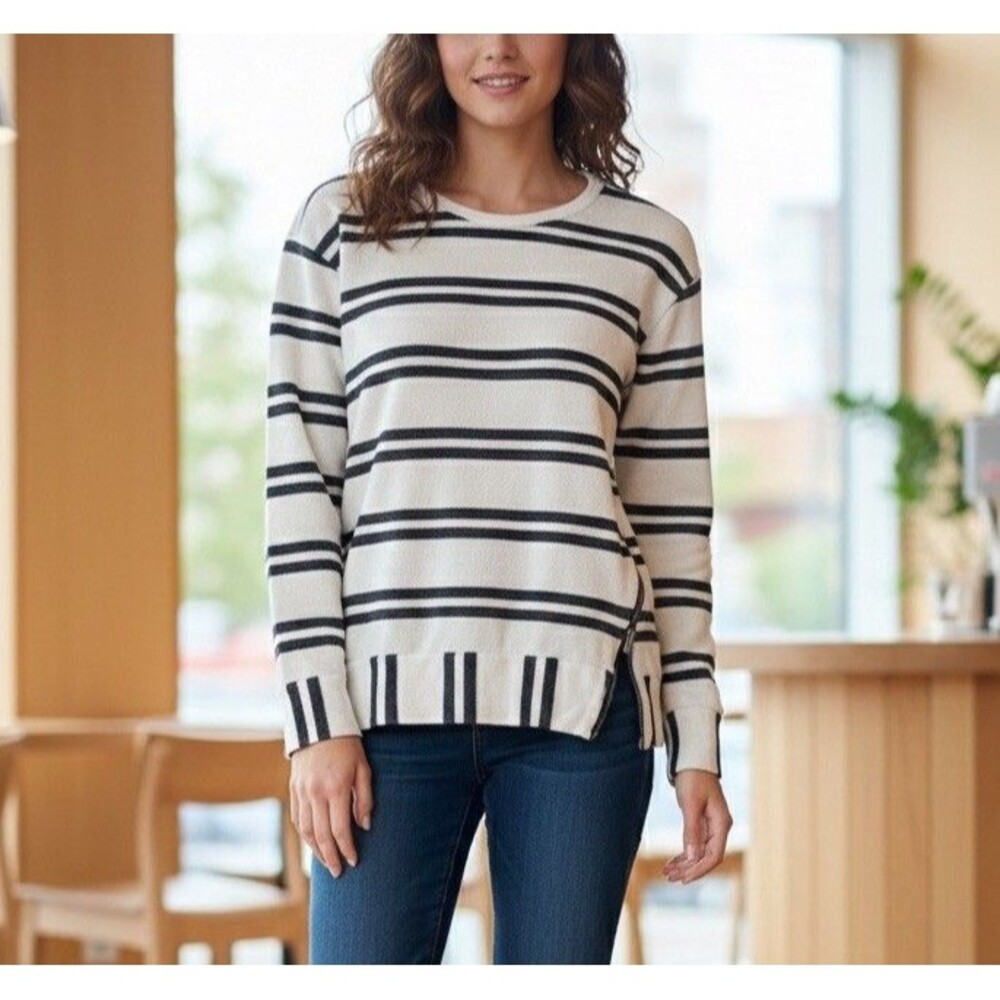 Vince Camuto Women's Black White Striped Long Sleeve Pullover Sz XS Zip old mone